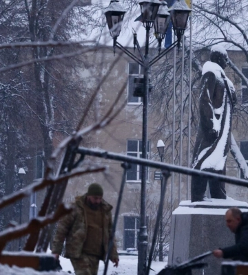 «Символічне місце»: у центрі Львова російський дрон влучив поряд з пам’ятником Бандері — відео