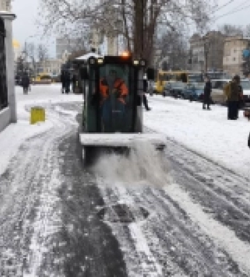Комунальники розчищають сніг і проводять роботи із запобігання ожеледиці в Одесі
