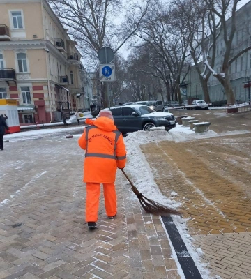 В Одесі комунальники розчищають сніг і обробляють дороги та тротуари від ожеледиці 