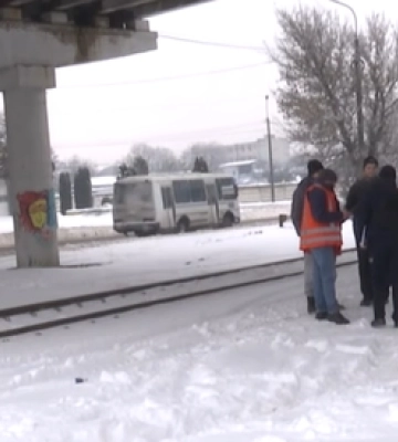 У Луцьку маса поліції налетіла на колії під мостом: що коїться (відео)