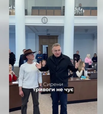 «Спасла фартовая шляпа». Садовый встретился с коммунальщиком, который работал на тракторе во время прилета во Львове