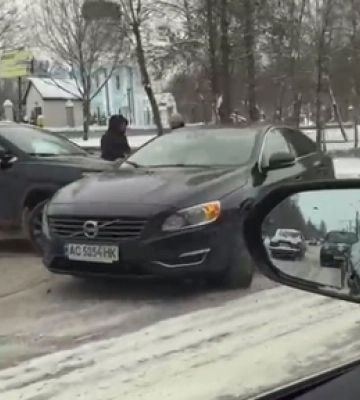 На 40-му у Луцьку позашляховик втаранив Volvo (відео)