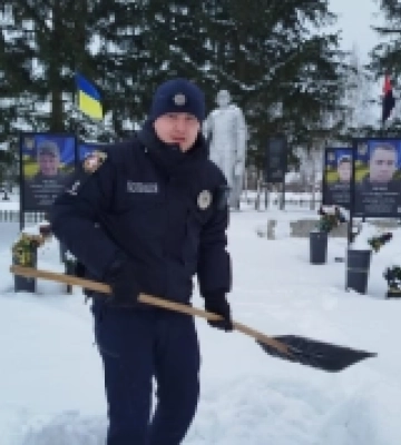 У селі на Волині патрульні поліціянти розчистили доріжку на меморіалі загиблим Героям