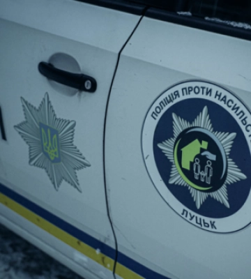 «Я рятував дитину»: у Луцьку поліцейський прикрив собою жінку з сином від пострілу