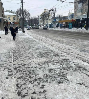 У Рівному комунальники посилено очищають вулиці від снігу та ожеледиці