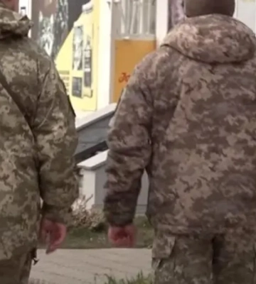 В Черкассах мужчина из толпы разбил окна автомобиля ТЦК