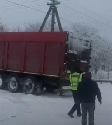 Крижаний дощ утворив пастку: на Волині багатотонна фура застрягла посеред дороги (відео)