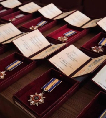 Родини загиблих захисників з Костопільщини отримали посмертні державні нагороди (ФОТО)