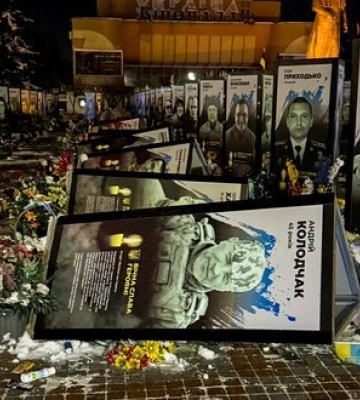 Дратують, бо нагадують про війну: Жінка повалила портрети загиблих Героїв у Рівному. Її затримано, - Нацполіція. ФОТОрепортаж