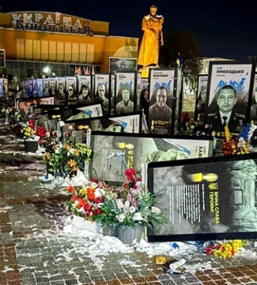 В Ровно женщина повредила портреты погибших Героев