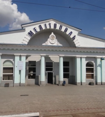 Поезд-призрак: в Мелитополе рисуют новые остановки там, где пассажиров давно не ждут