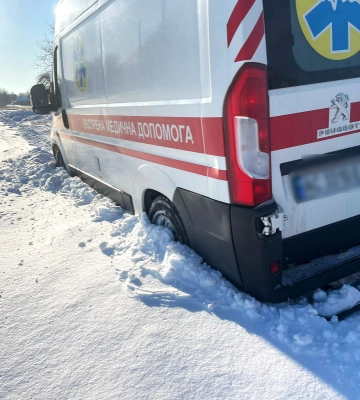 На Волині автомобіль «швидкої» застряг у сніговому заметі