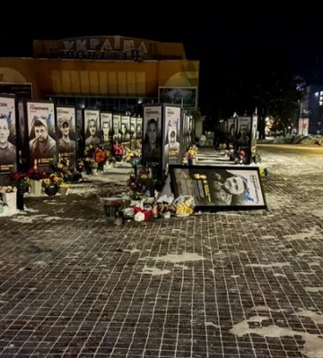 «Раздражают, потому что напоминают о войне». Полиция заявила о разоблачении женщины, которая опрокинула портреты погибших героев в Ровно