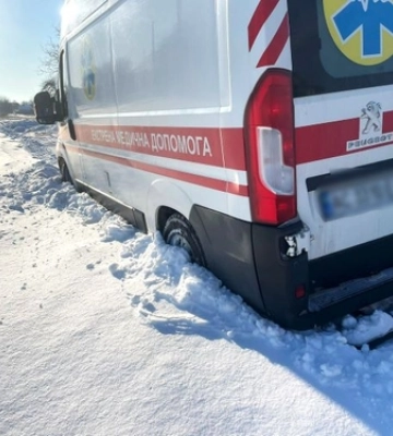 У селі на Волині застрягла у снігу «швидка», яка везла в лікарню хворого 