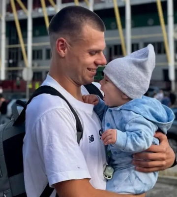 Дуже милі: дружина гравця Динамо показала, як їх маленький син допомагає татові тренуватися