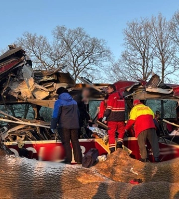 На Львівщині автобус налетів на відбійник, є поранені