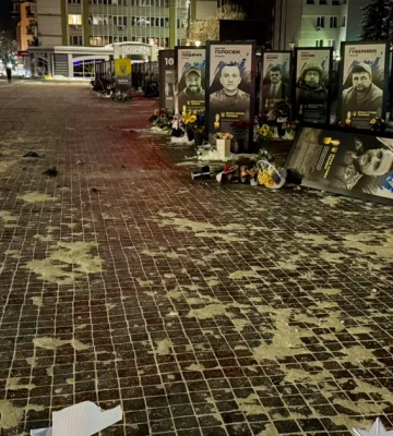 Скандал в Ровно: женщина перевернула портреты погибших воинов