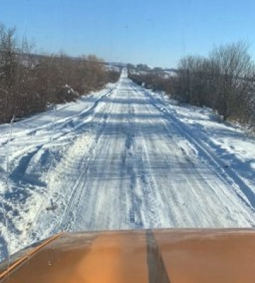 На дорогах Закарпаття триває цілодобова боротьба зі снігом: перелік ділянок, де працює техніка