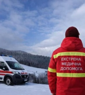 Ангели в білих халатах на засніжених схилах: як працює екстрена допомога в Карпатах цієї зими