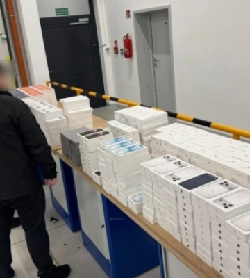 На Львівщині в мікроавтобусі знайшли контрабандну техніку Apple на ₴35 мільйонів