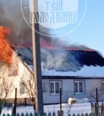 Вогонь охопив дах: у Володимирі горить будинок (відео)