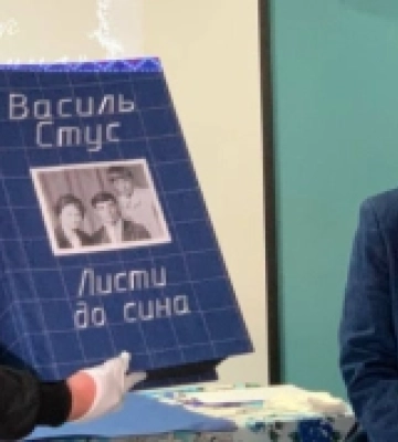 У Рівному презентували восьмикілограмову вишиту книгу Василя Стуса
