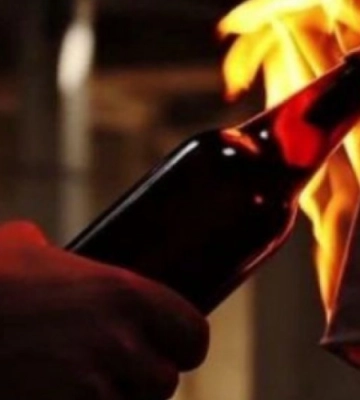 На Волині неповнолітній кинув пляшку з хімічною рідиною у чужий паркан: як його покарали