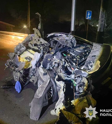 У Києві автомобіль Lincoln виїхав на зустрічну просто під вантажівку, є загиблий. ФОТО