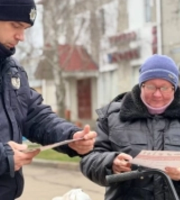 У Баштанці поліцейські інформують громадян про мінну безпеку. ФОТО