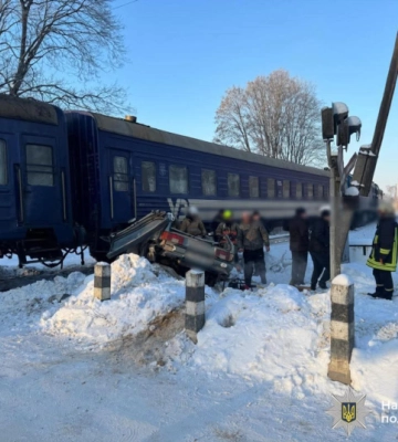 На Прикарпатті авто зіткнулося з пасажирським поїздом: троє людей травмовані