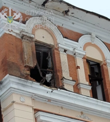У Херсоні внаслідок обстрілу пошкоджена будівля суду, фото
