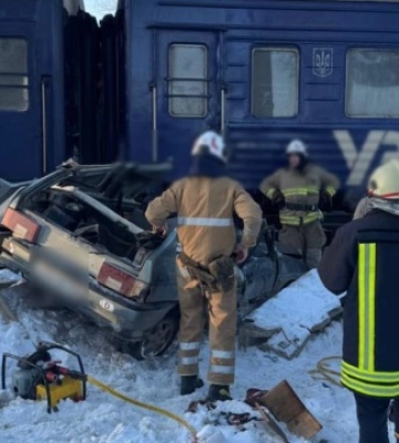 На Прикарпатті авто зіткнулося з поїздом, серед постраждалих - дитина