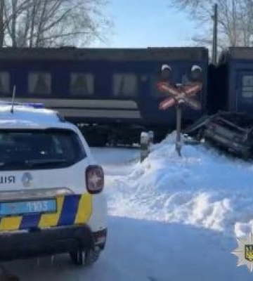 Поїзд «Київ — Ясіня» протаранив ВАЗ: серед постраждалих дитина (ФОТО)