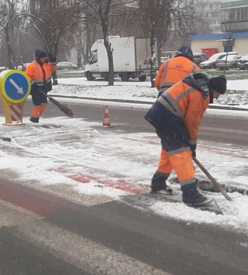 Хто має прибирати двори від снігу? Кличко перевів стрілки на Зеленського