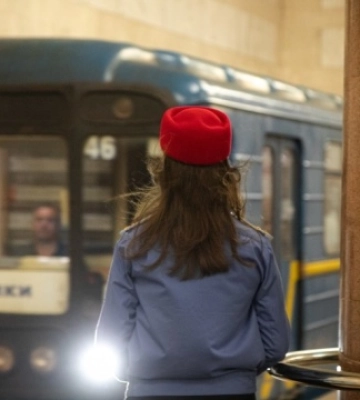 У Київському метрополітені пояснили, чому поїзди не залишаються вночі на станціях
