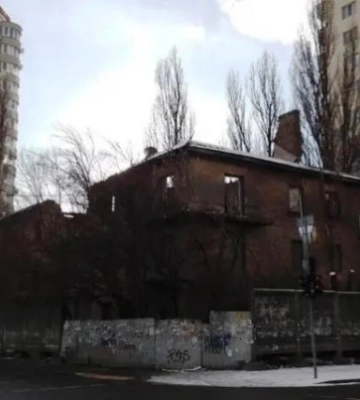 Полуразрушенное здание в Киеве использовали для получения земли под ЖК