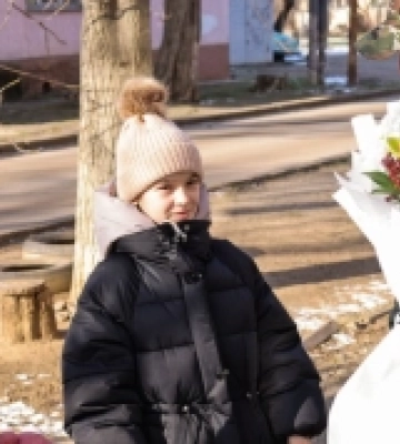 У Миколаєві поліцейські привітали доньку загиблого на війні колеги