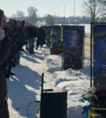 У селі на Волині відкрили оновлену Алею Памʼяті Героїв