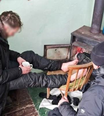 Ніч у сніговій пастці: на Рахівщині врятували туриста, який провалився в ущелину