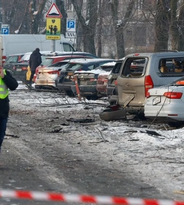 Повреждены дома, школа и около 20 авто: в Киеве ликвидируют последствия российской атаки