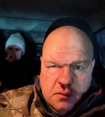 Відео: у Кременці п’яні молодики побили майора ЗСУ після ДТП
