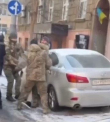 Скандал вокруг ТЦК в Одессе: парня силой вытащили из машины и били на камеру