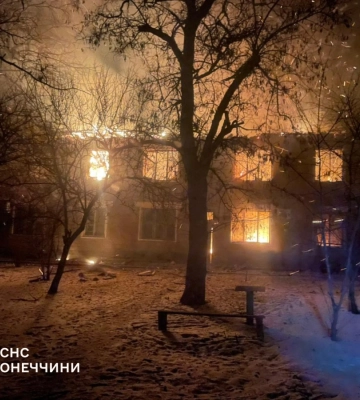 Російська авіація скинула авіабомби на Дружківку: загорілася двоповерхівка та пошкоджені понад 20 будинків, є поранена