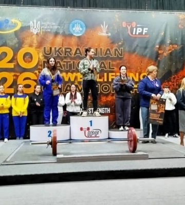 Першокурсниця медичного факультету ІФНМУ стала найсильнішою на чемпіонаті області з пауерліфтингу