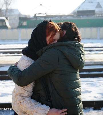 Эвакуационные поезда доставили в Мукачево семьи с детьми из Днепропетровской области