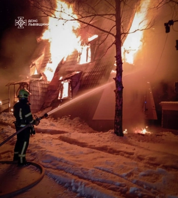 На Львівщині рятувальники понад дві години гасили масштабну пожежу в житловому будинку, - ФОТО