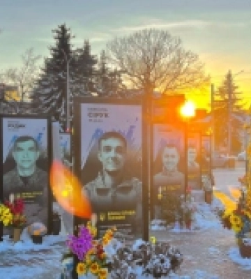 На Майдані Незалежності в Рівному відновили портрети полеглих героїв України