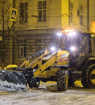 У Дніпрі другу добу триває снігопад: комунальники працюють у посиленому режимі