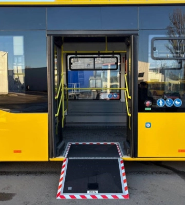 Київ виводить на маршрути 20 нових автобусів на лівому і на правому березі, фото