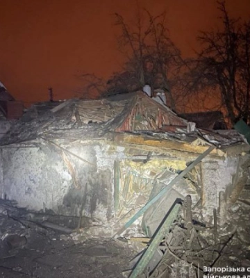 Внаслідок ворожого удару по Запоріжжю є влучання в стоянку біля одного із торгівельних центів